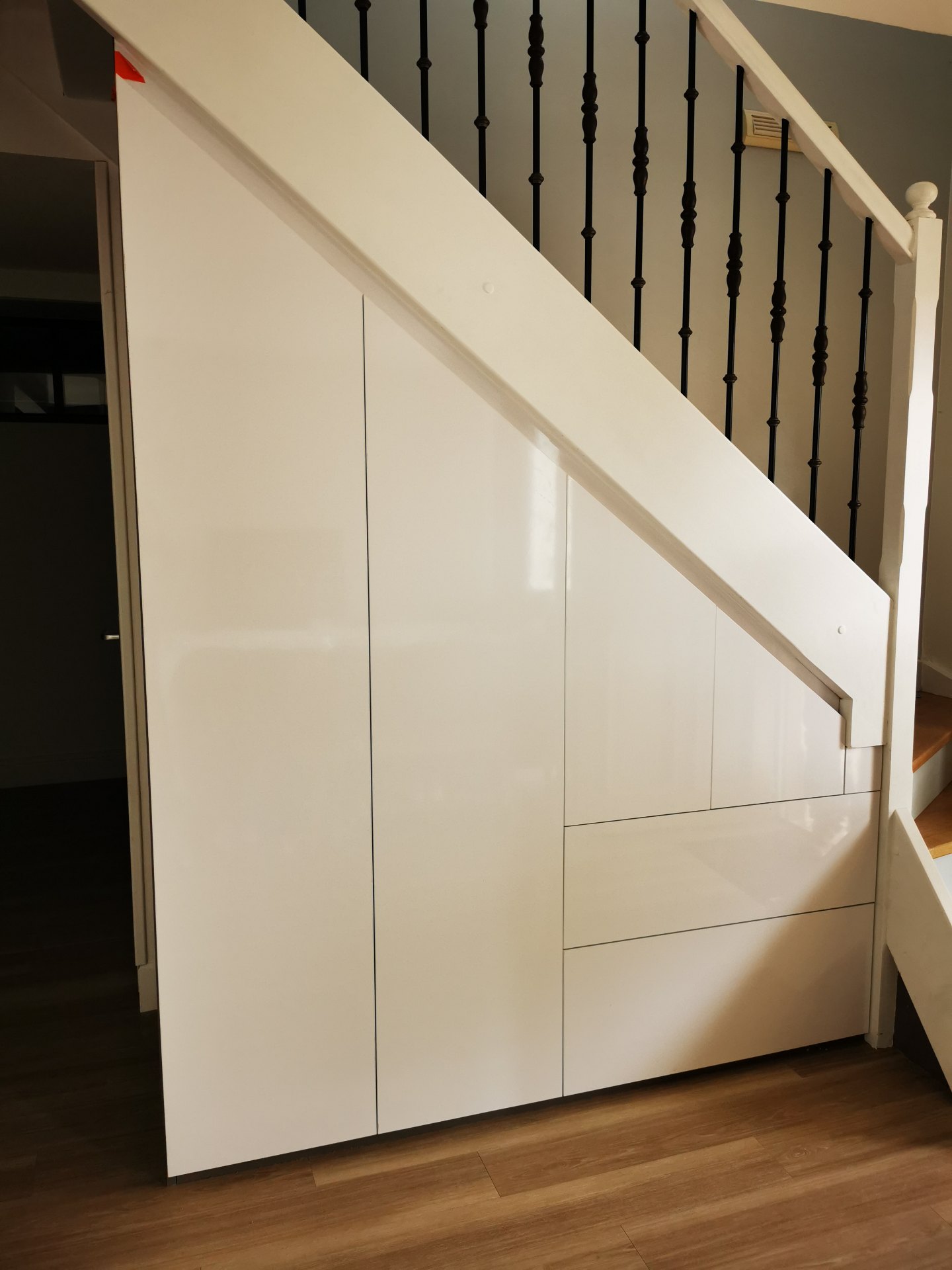 placard sur mesure sous escalier blanc