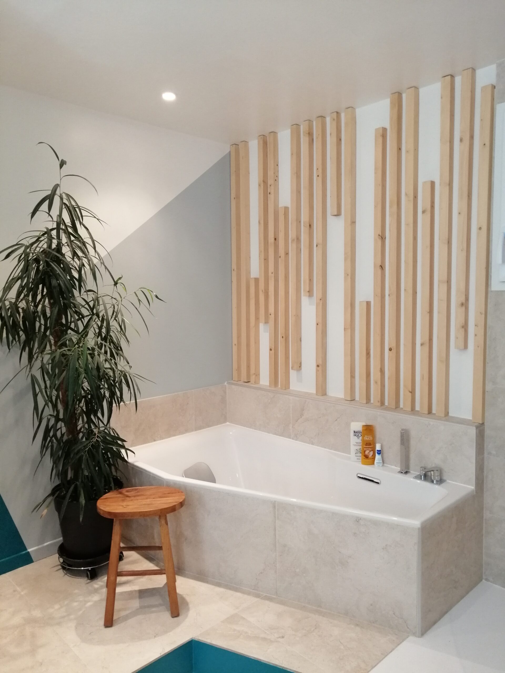 salle de bain moderne blanche bois