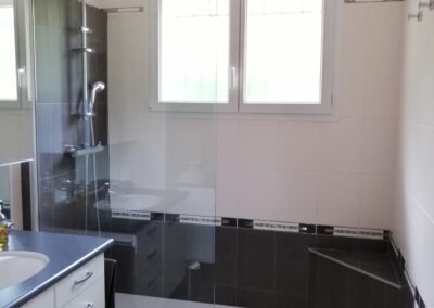 salle de douche noir et blanc